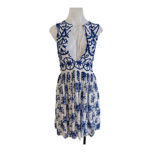 Alcoolique Size 40 US 10 Plunge Neckline Shift Dress White Blue Embroidered